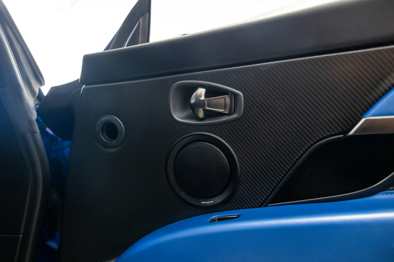 Aston Martin DB11  2019