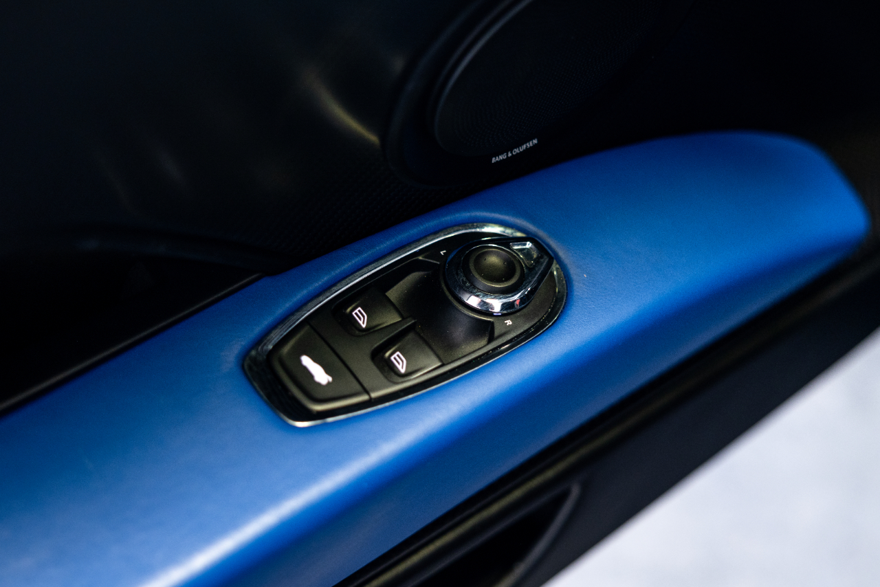 Aston Martin DB11  2019