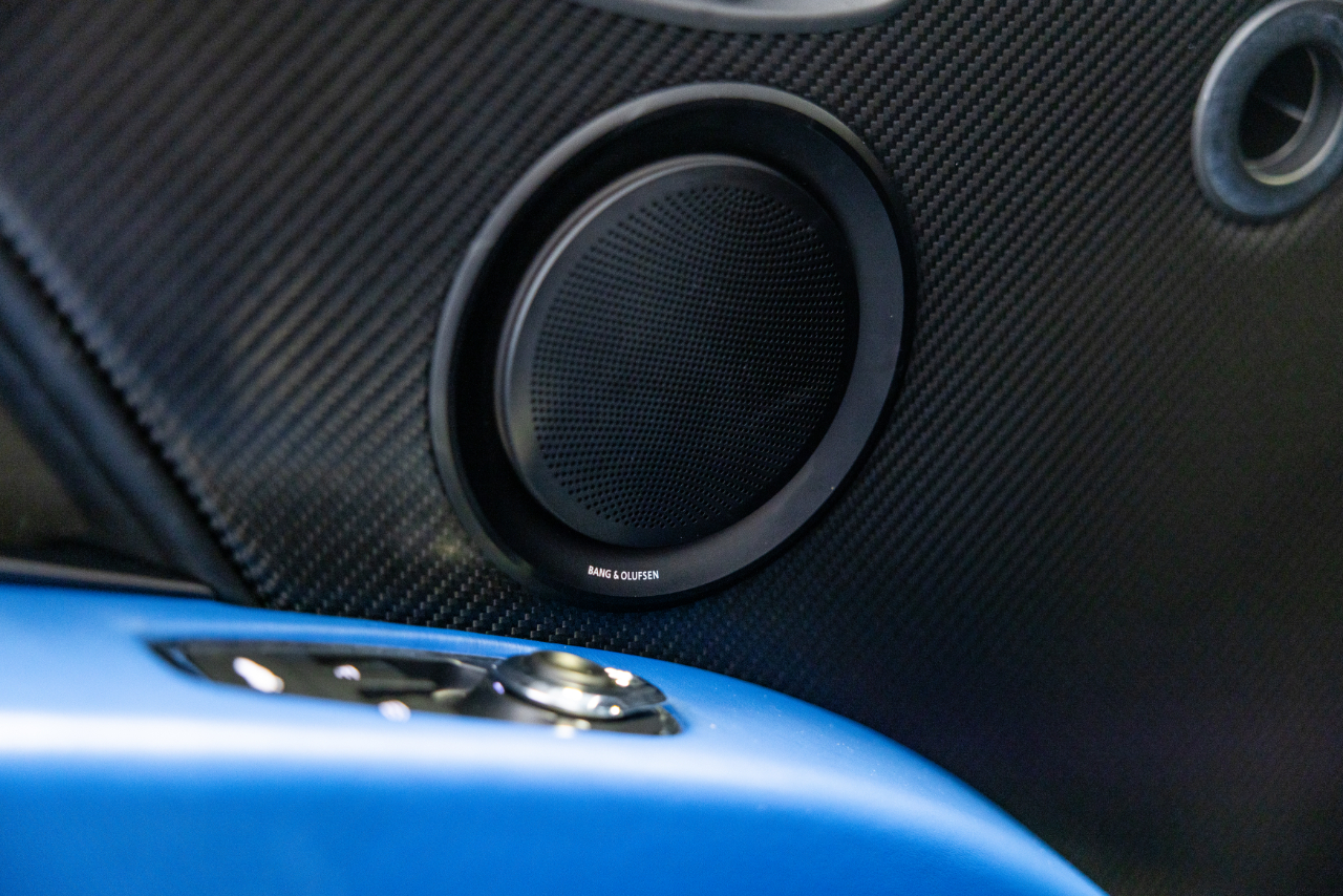 Aston Martin DB11  2019