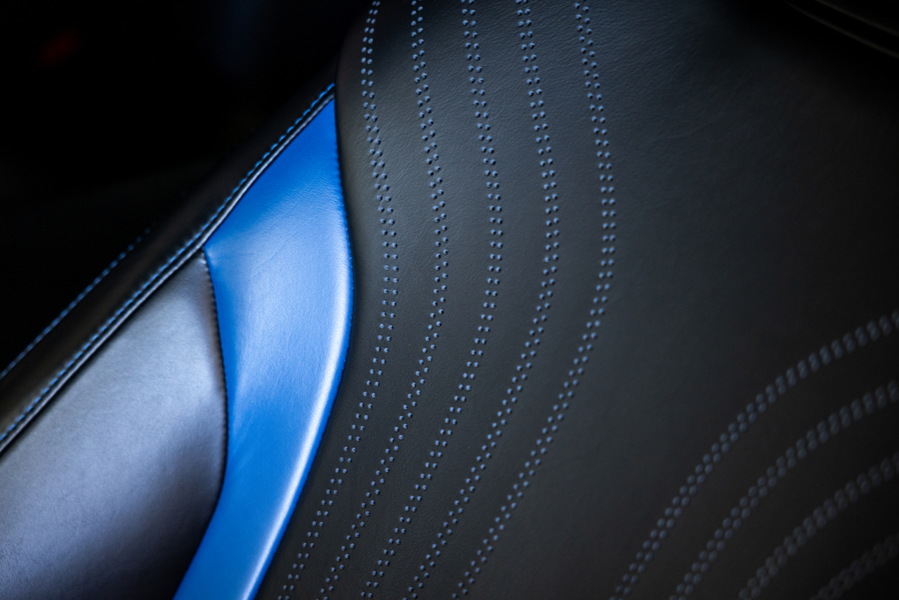 Aston Martin DB11  2019