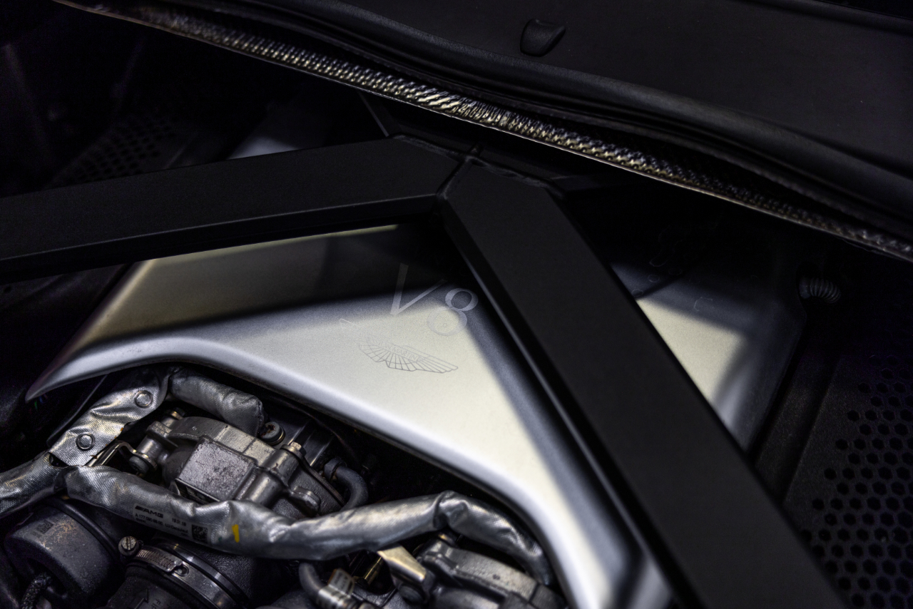 Aston Martin DB11  2019