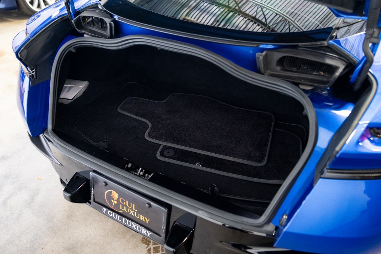 Aston Martin DB11  2019