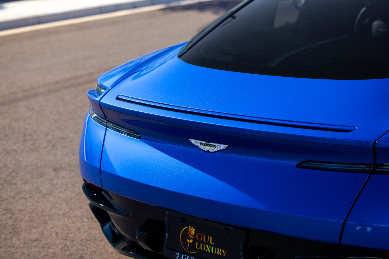 Aston Martin DB11  2019