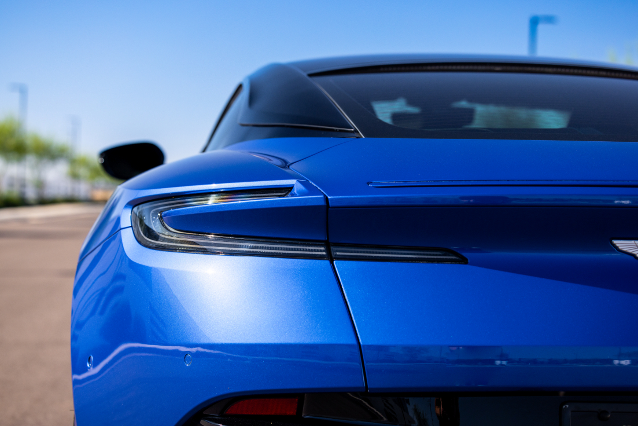 Aston Martin DB11  2019