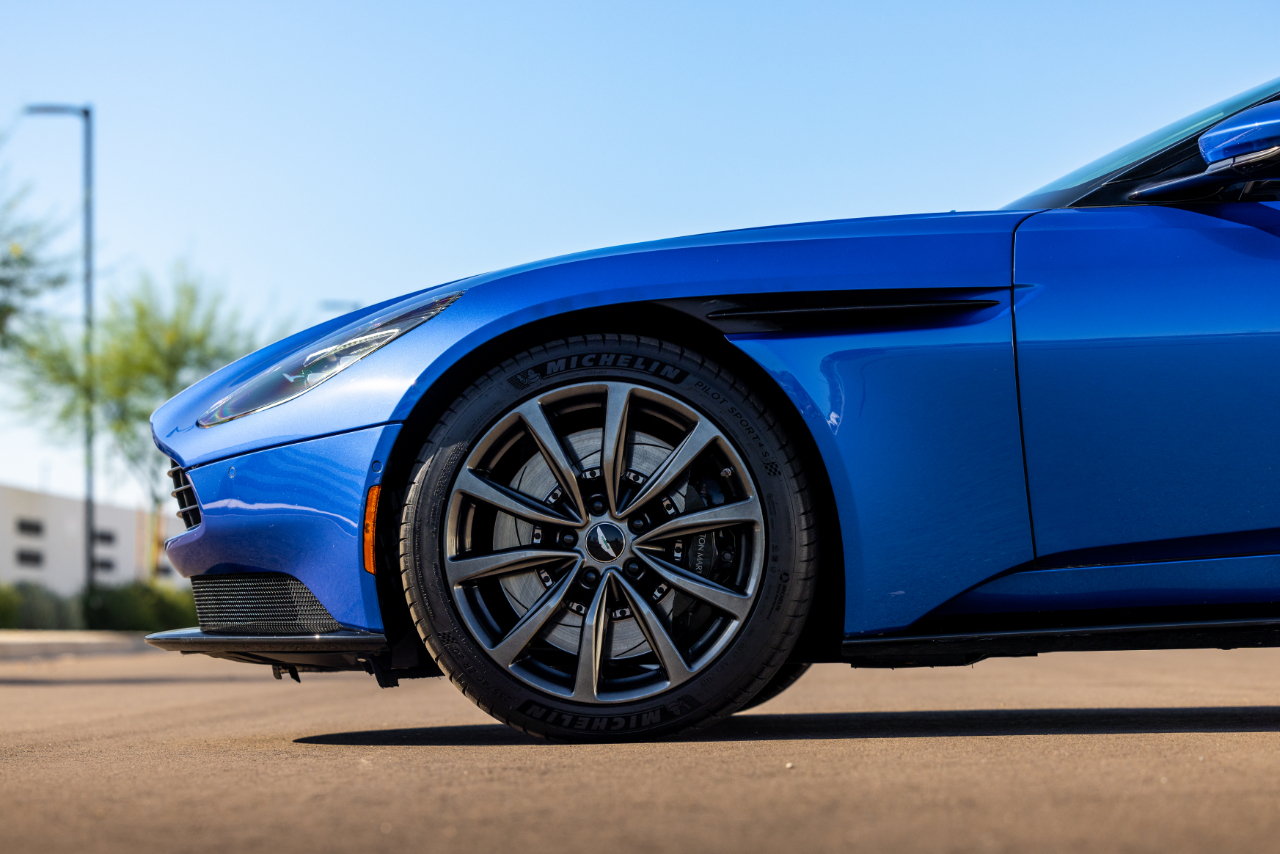 Aston Martin DB11  2019