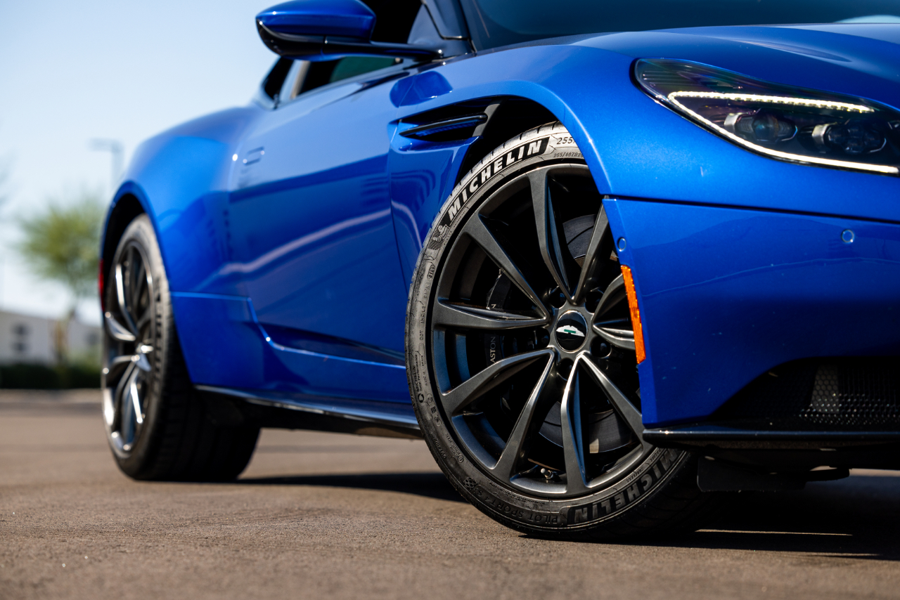 Aston Martin DB11  2019