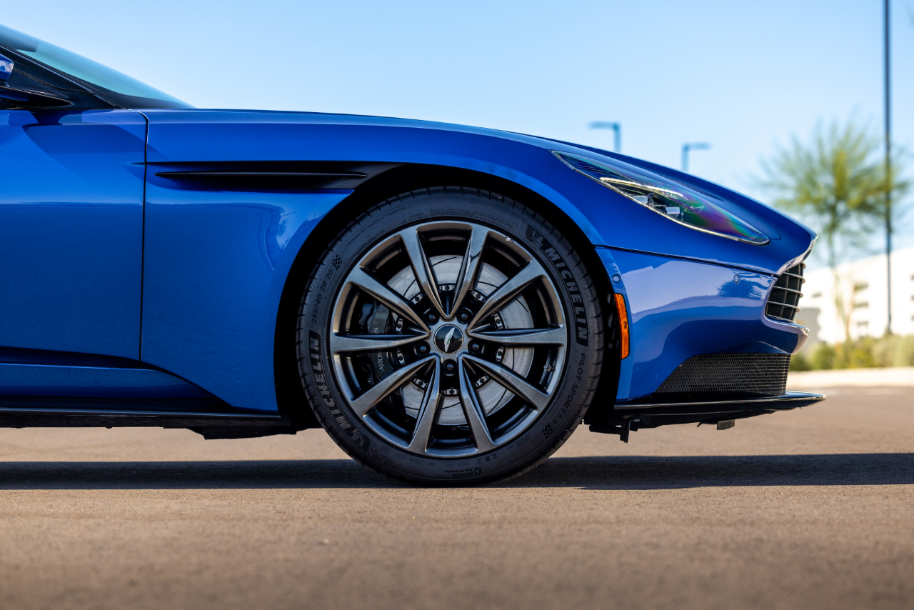 Aston Martin DB11  2019