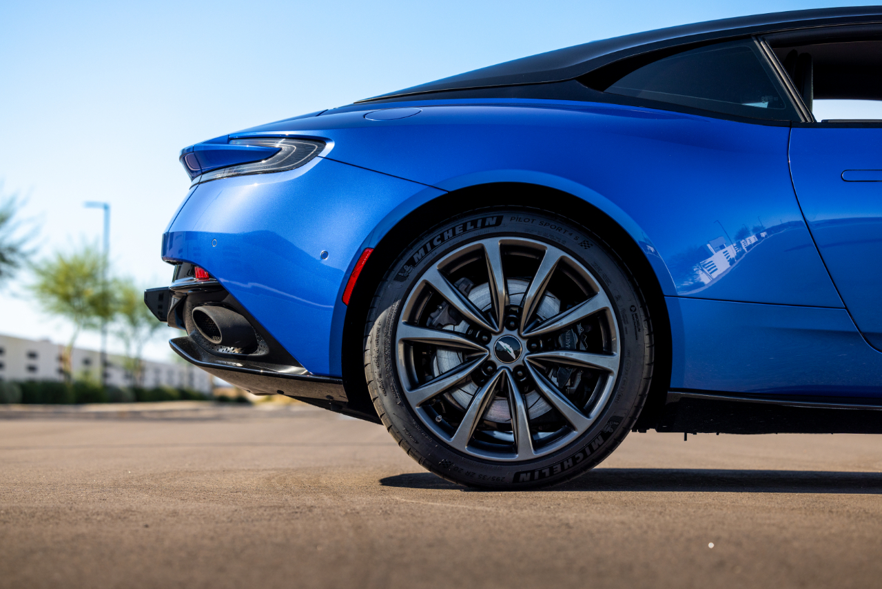 Aston Martin DB11  2019