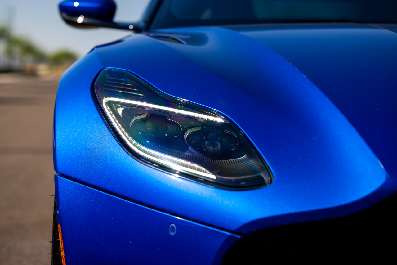 Aston Martin DB11  2019