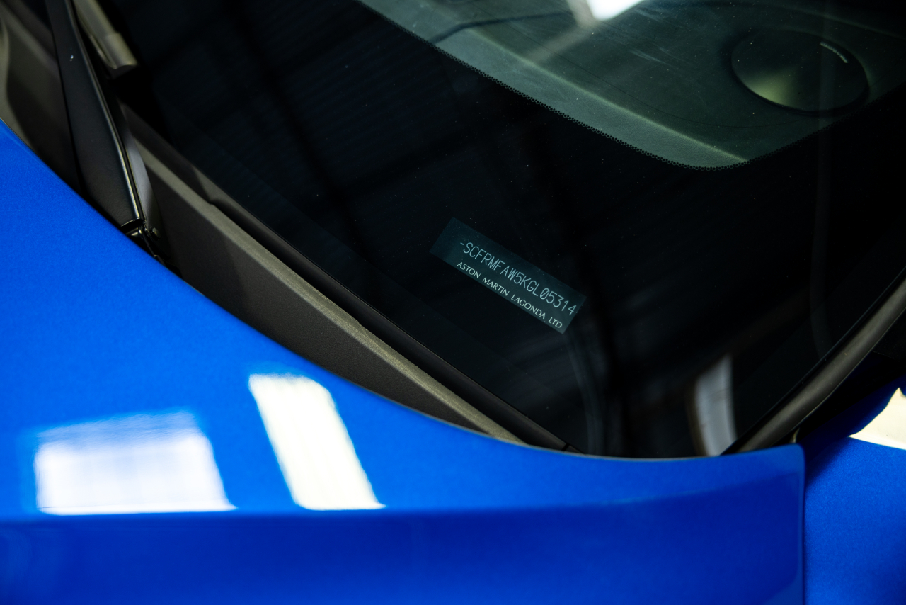 Aston Martin DB11  2019