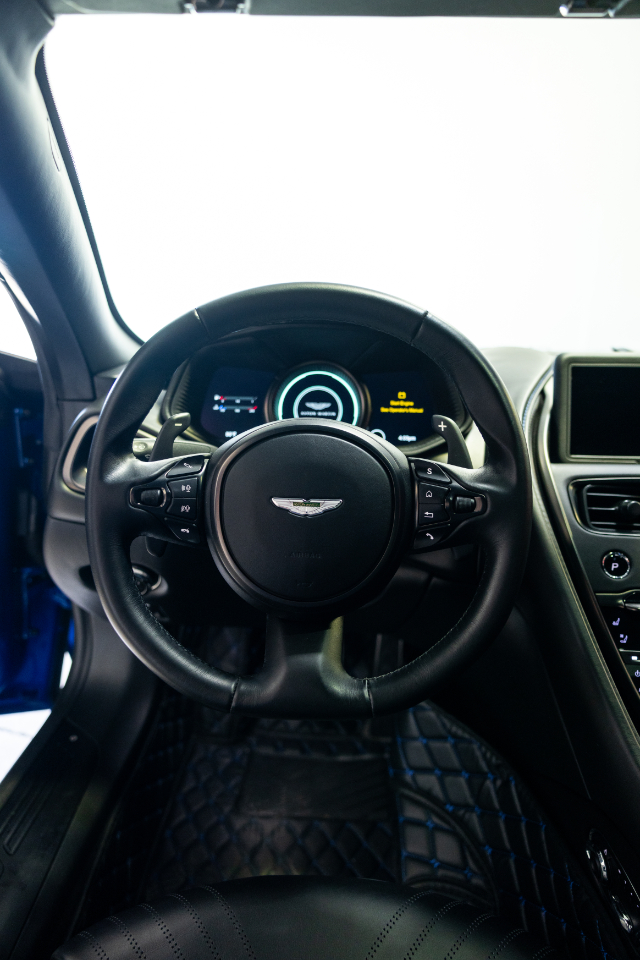 Aston Martin DB11  2019