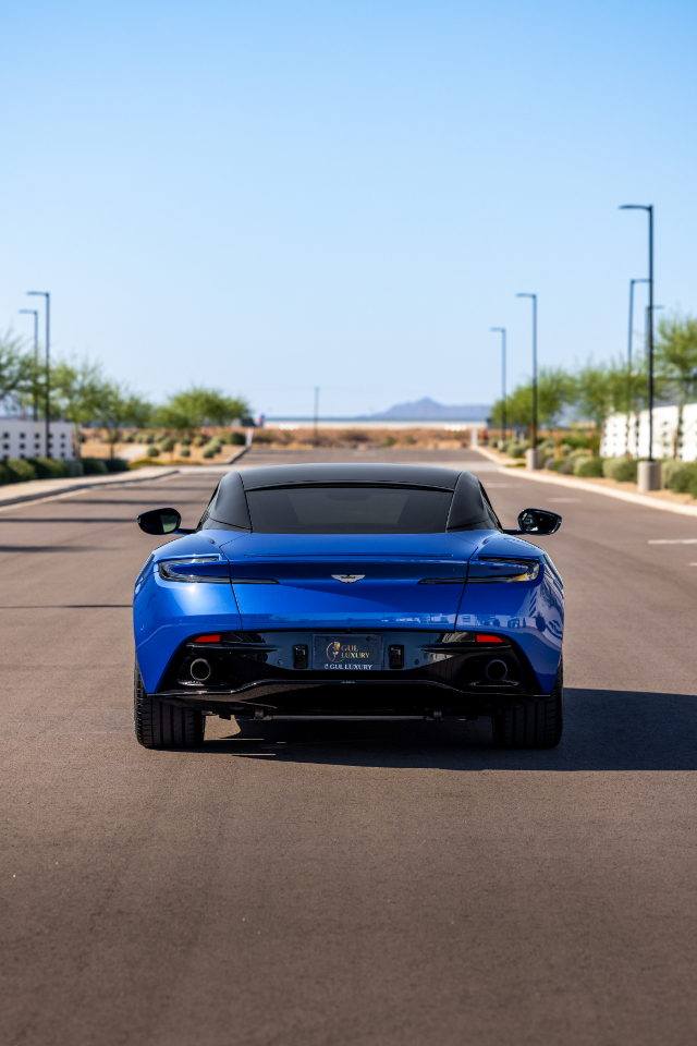 Aston Martin DB11  2019