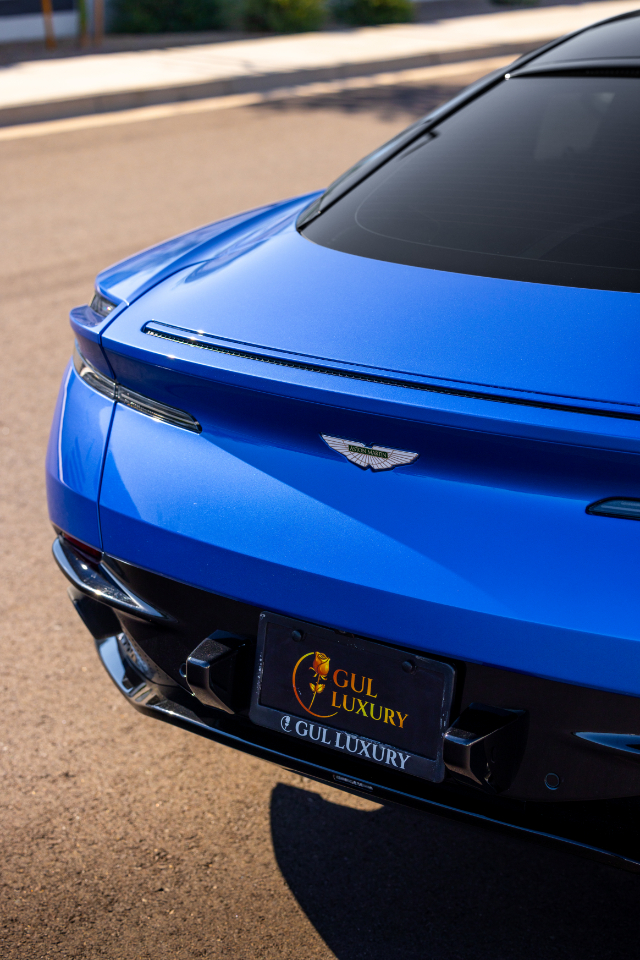 Aston Martin DB11  2019