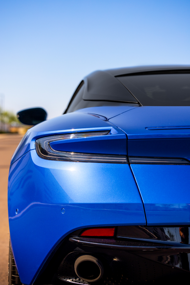 Aston Martin DB11  2019