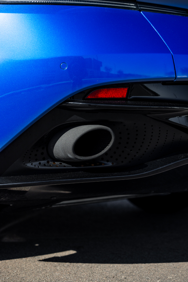 Aston Martin DB11  2019