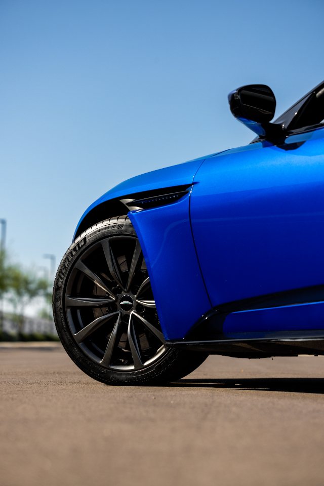 Aston Martin DB11  2019