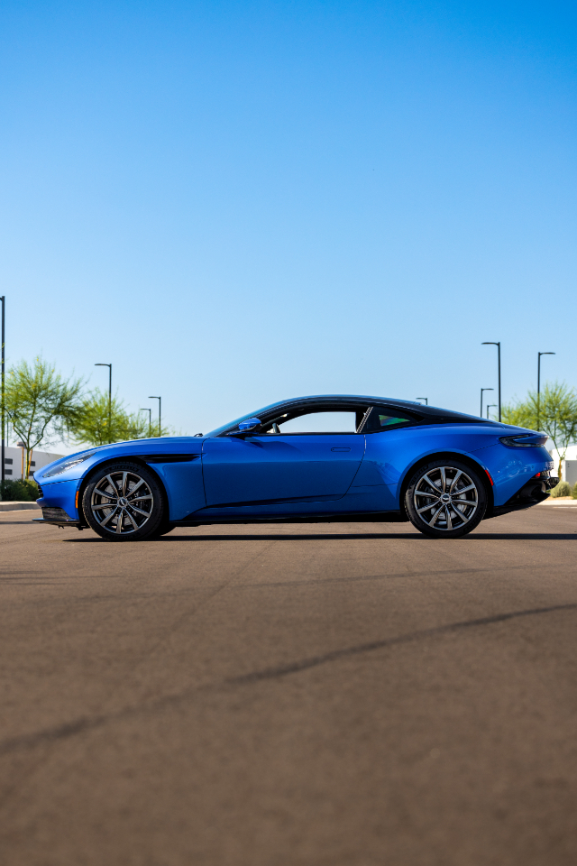 Aston Martin DB11  2019