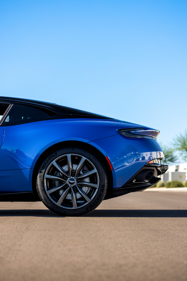 Aston Martin DB11  2019