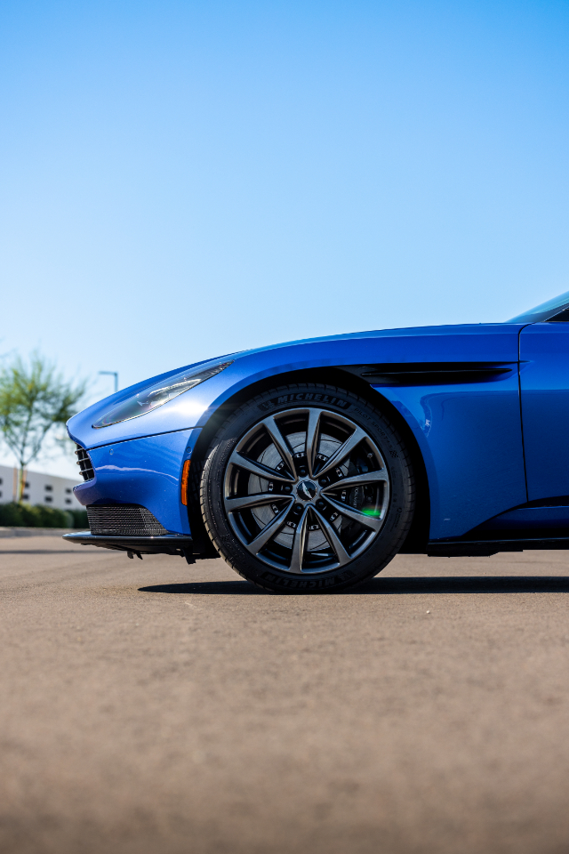 Aston Martin DB11  2019