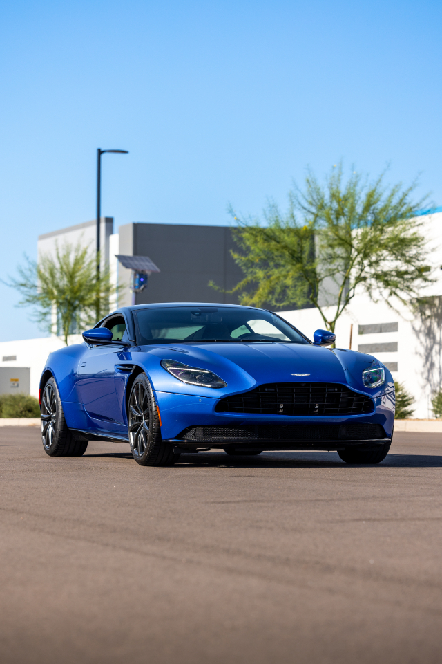 Aston Martin DB11  2019