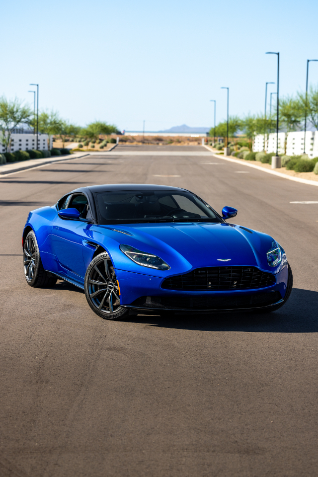 Aston Martin DB11  2019