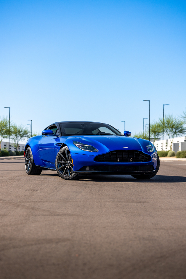 Aston Martin DB11  2019