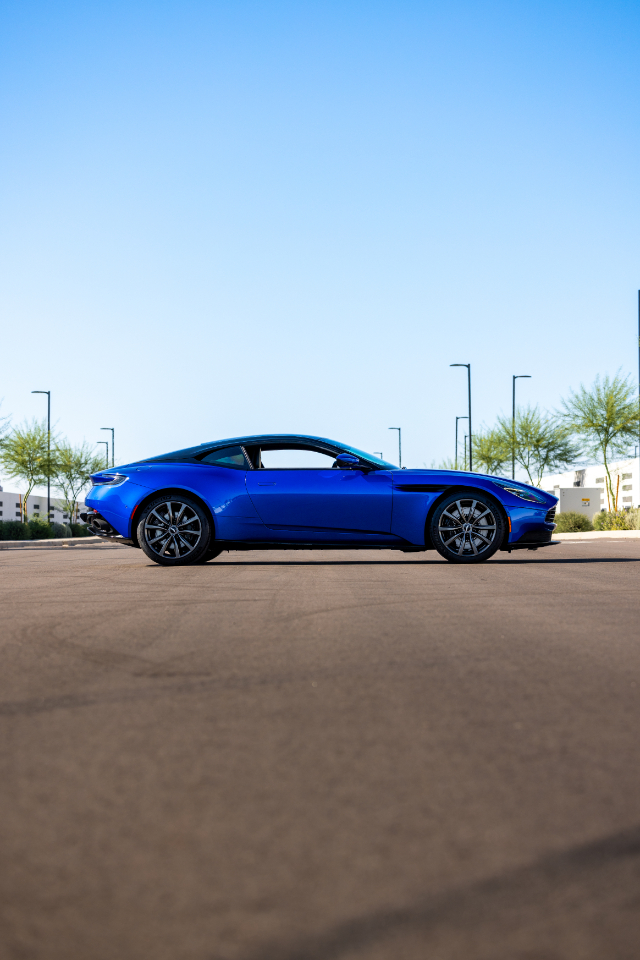 Aston Martin DB11  2019