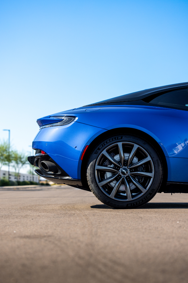 Aston Martin DB11  2019