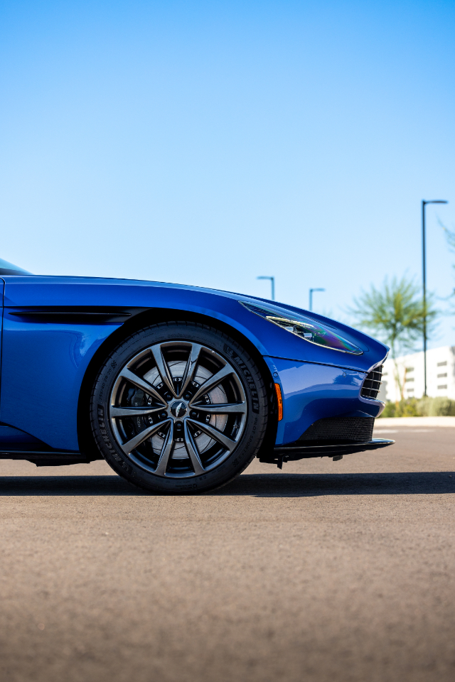 Aston Martin DB11  2019