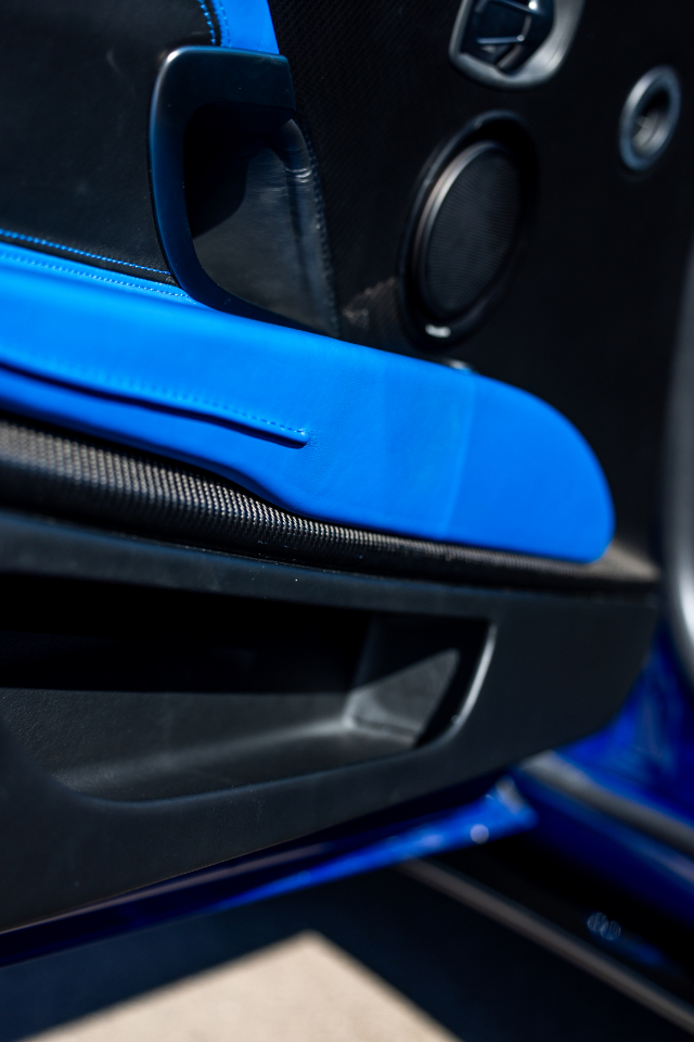 Aston Martin DB11  2019