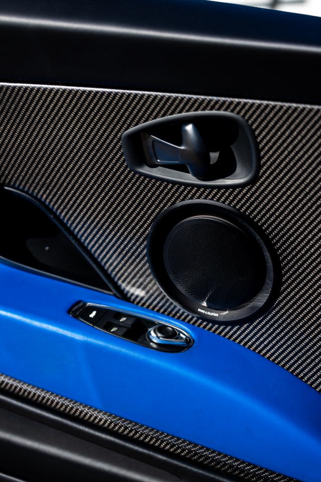 Aston Martin DB11  2019