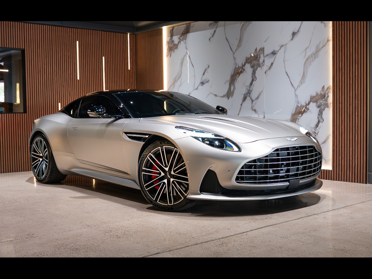 Aston Martin DB12  2024