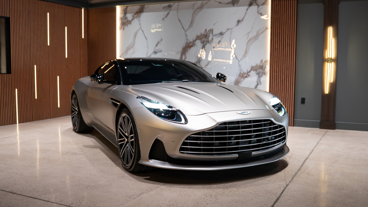 Aston Martin DB12  2024