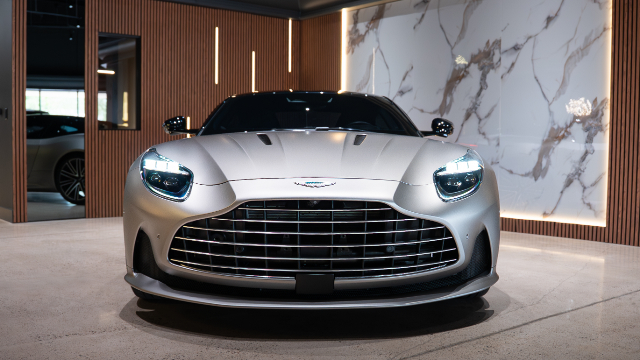 Aston Martin DB12  2024