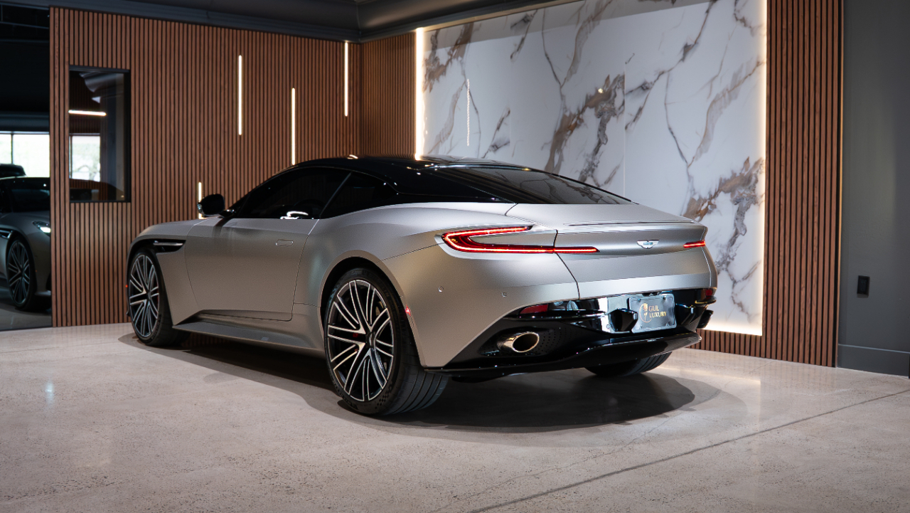 Aston Martin DB12  2024
