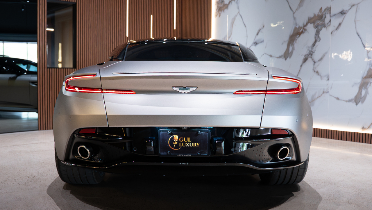 Aston Martin DB12  2024