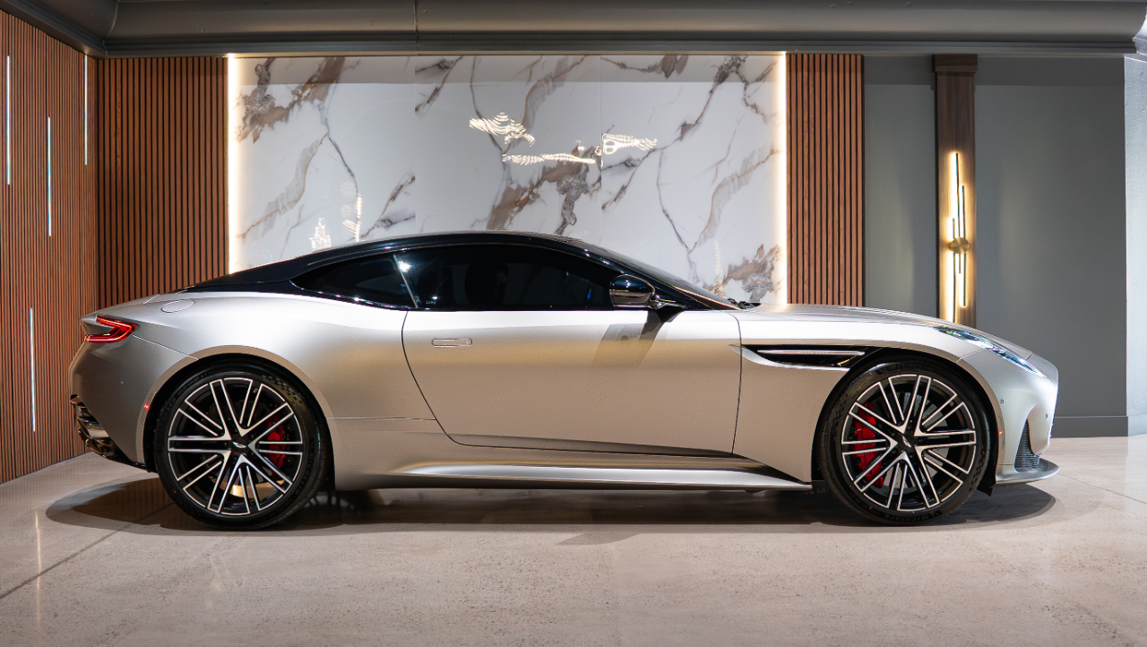 Aston Martin DB12  2024
