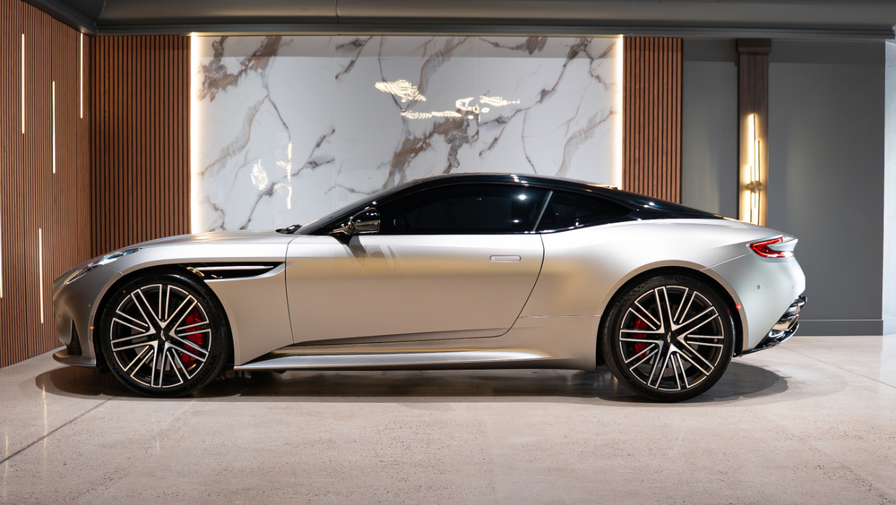 Aston Martin DB12  2024