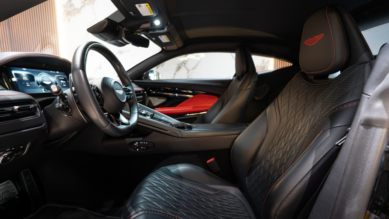 Aston Martin DB12  2024