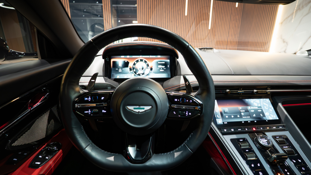 Aston Martin DB12  2024