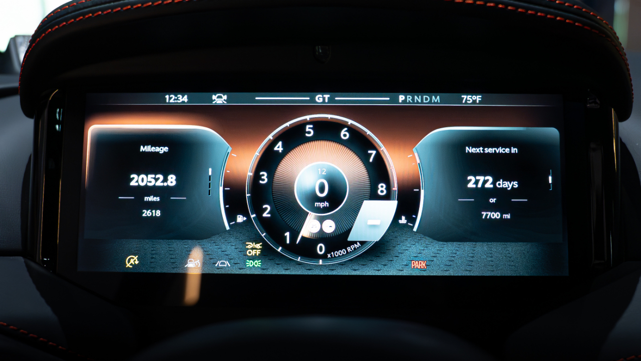 Aston Martin DB12  2024