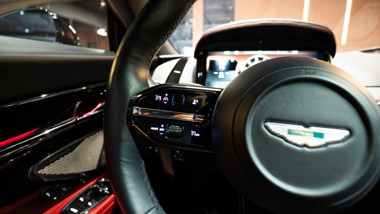 Aston Martin DB12  2024