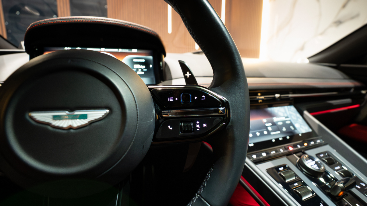 Aston Martin DB12  2024