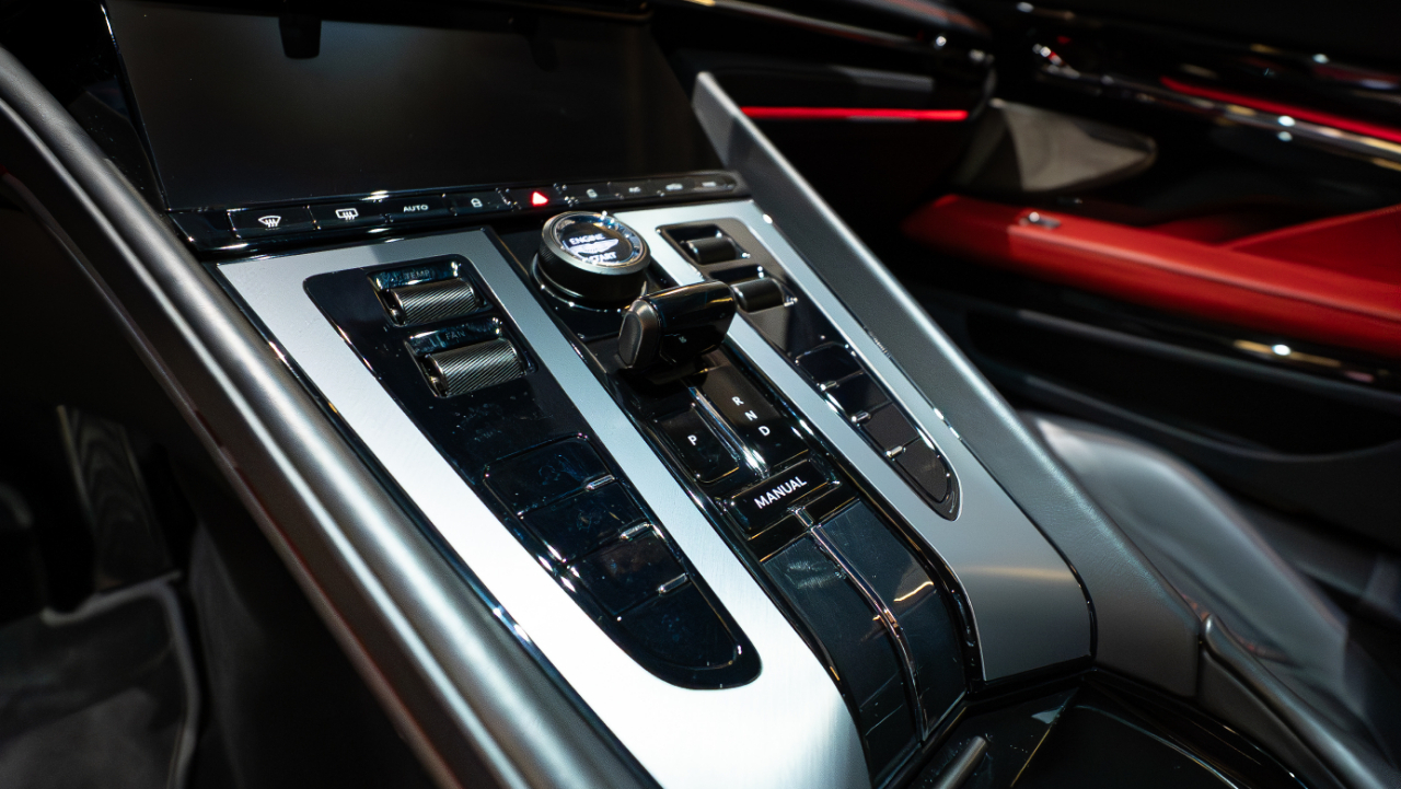 Aston Martin DB12  2024