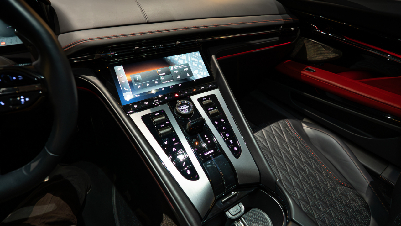 Aston Martin DB12  2024