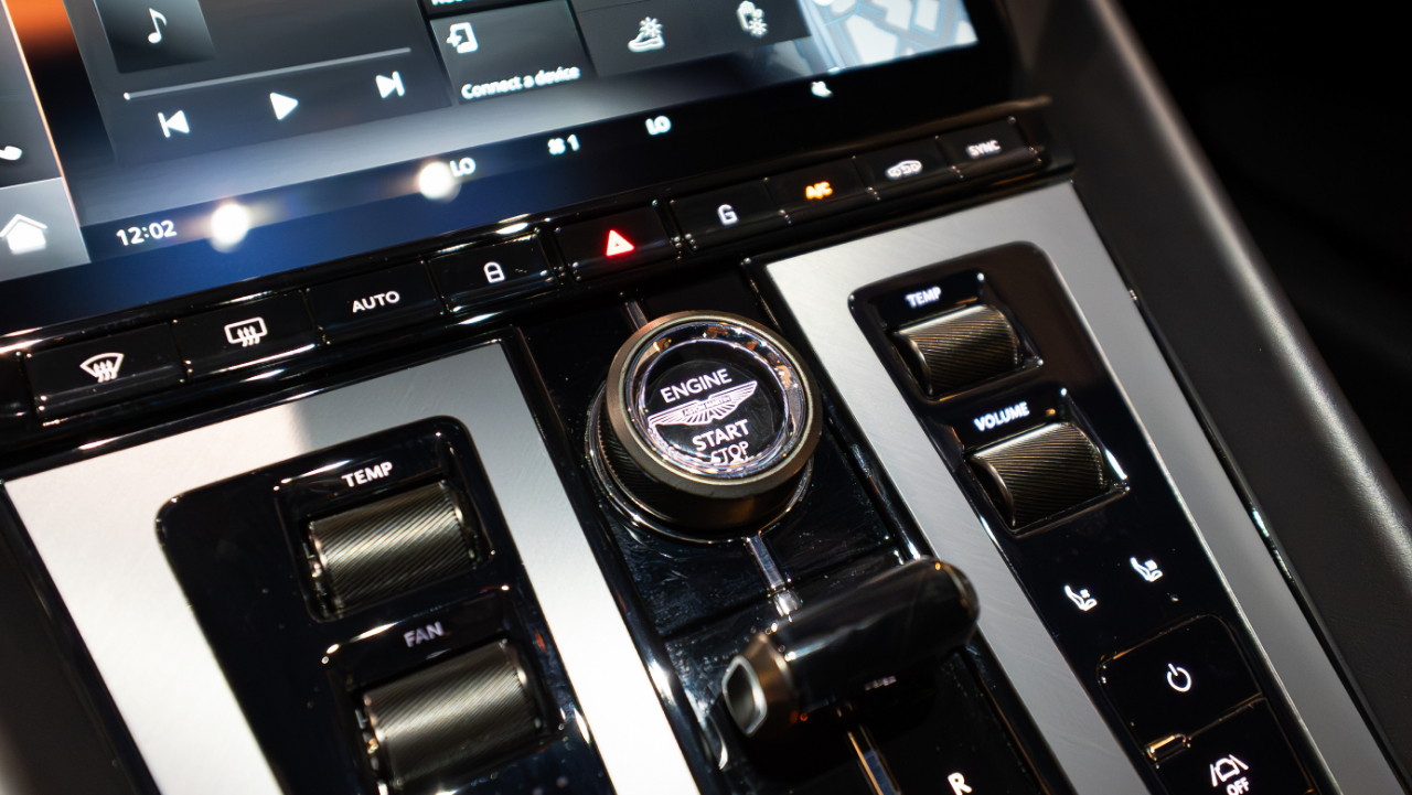 Aston Martin DB12  2024