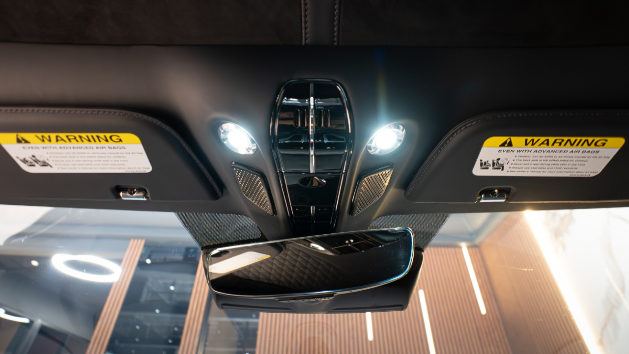 Aston Martin DB12  2024