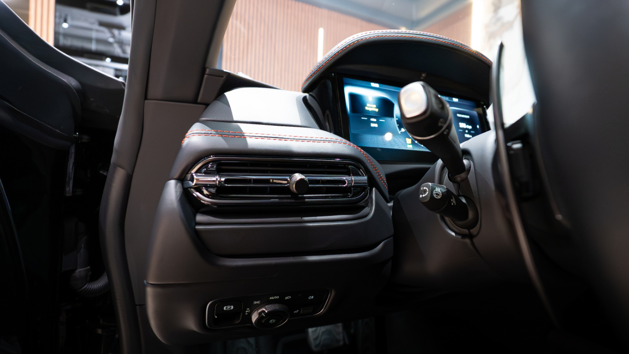 Aston Martin DB12  2024