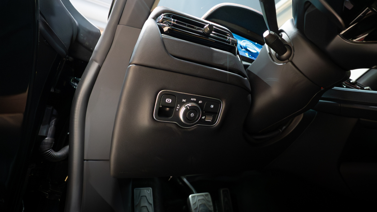 Aston Martin DB12  2024