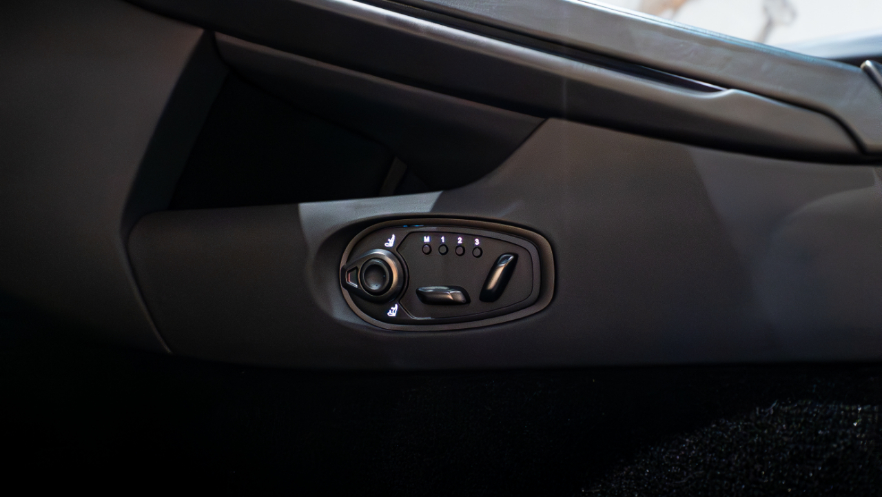 Aston Martin DB12  2024